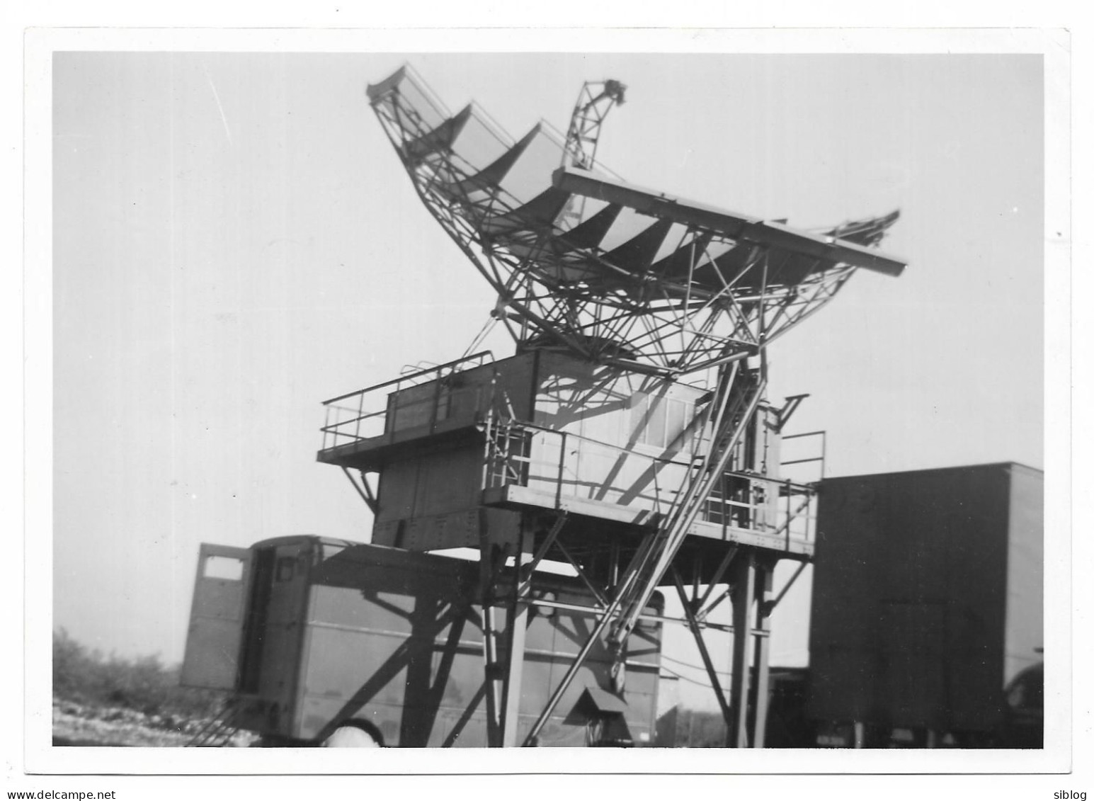 PHOTO - Antenne Radar Sur Batiment, Dessous Fourgon Ou Autre  - Ft 18 X 13 Cm - Andere & Zonder Classificatie