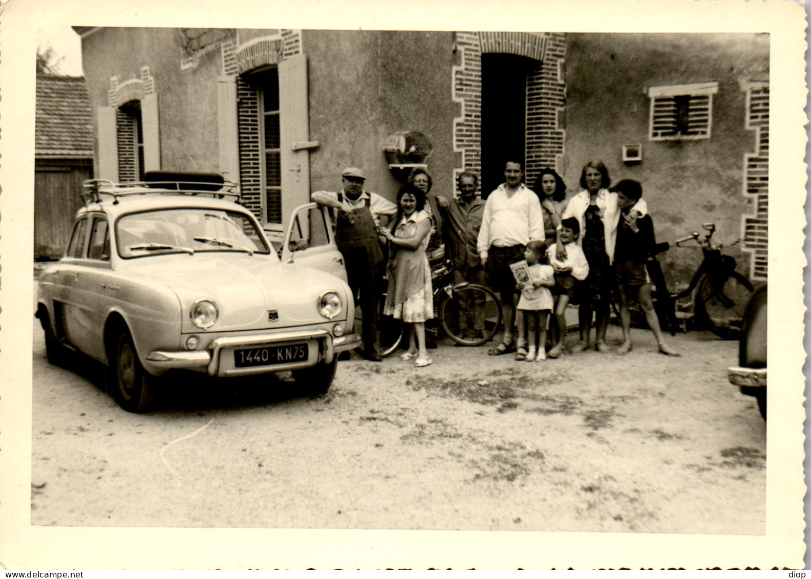 Photographie Photo Vintage Snapshot Amateur Automobile Voiture Renault Dauphine  - Cars