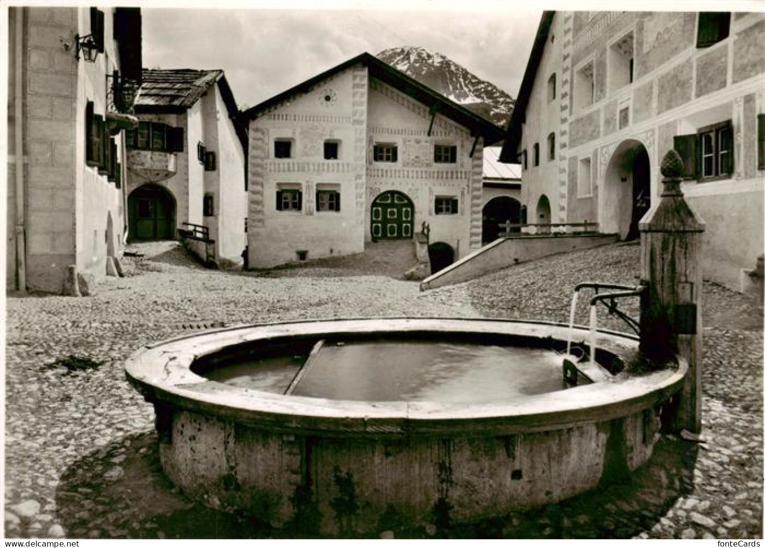 13908742 Guarda_GR Dorfplatz Mit Brunnen - Sonstige & Ohne Zuordnung