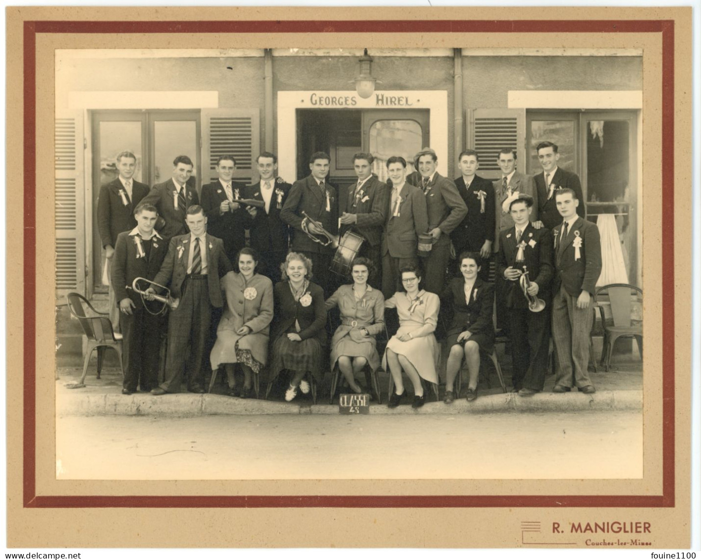 PHOTO ORIGINALE De Conscrits Classe 1948 Devant Café ? Georges HIREL ( Photographe R. Maniglier à COUCHES LES MINES  71 - Orte