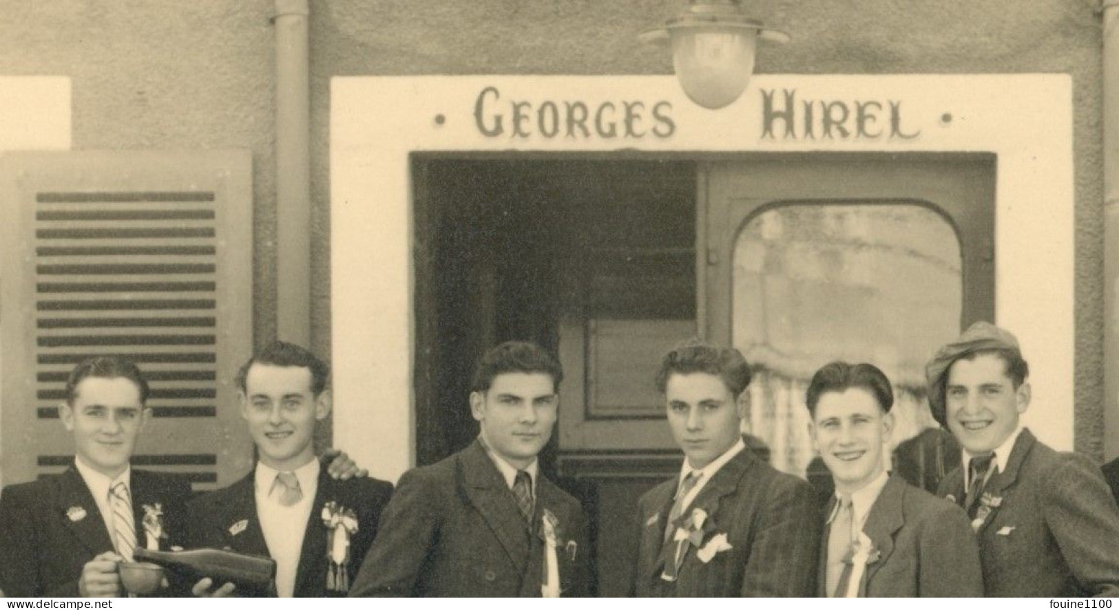 PHOTO ORIGINALE De Conscrits Classe 1948 Devant Café ? Georges HIREL ( Photographe R. Maniglier à COUCHES LES MINES  71 - Lieux