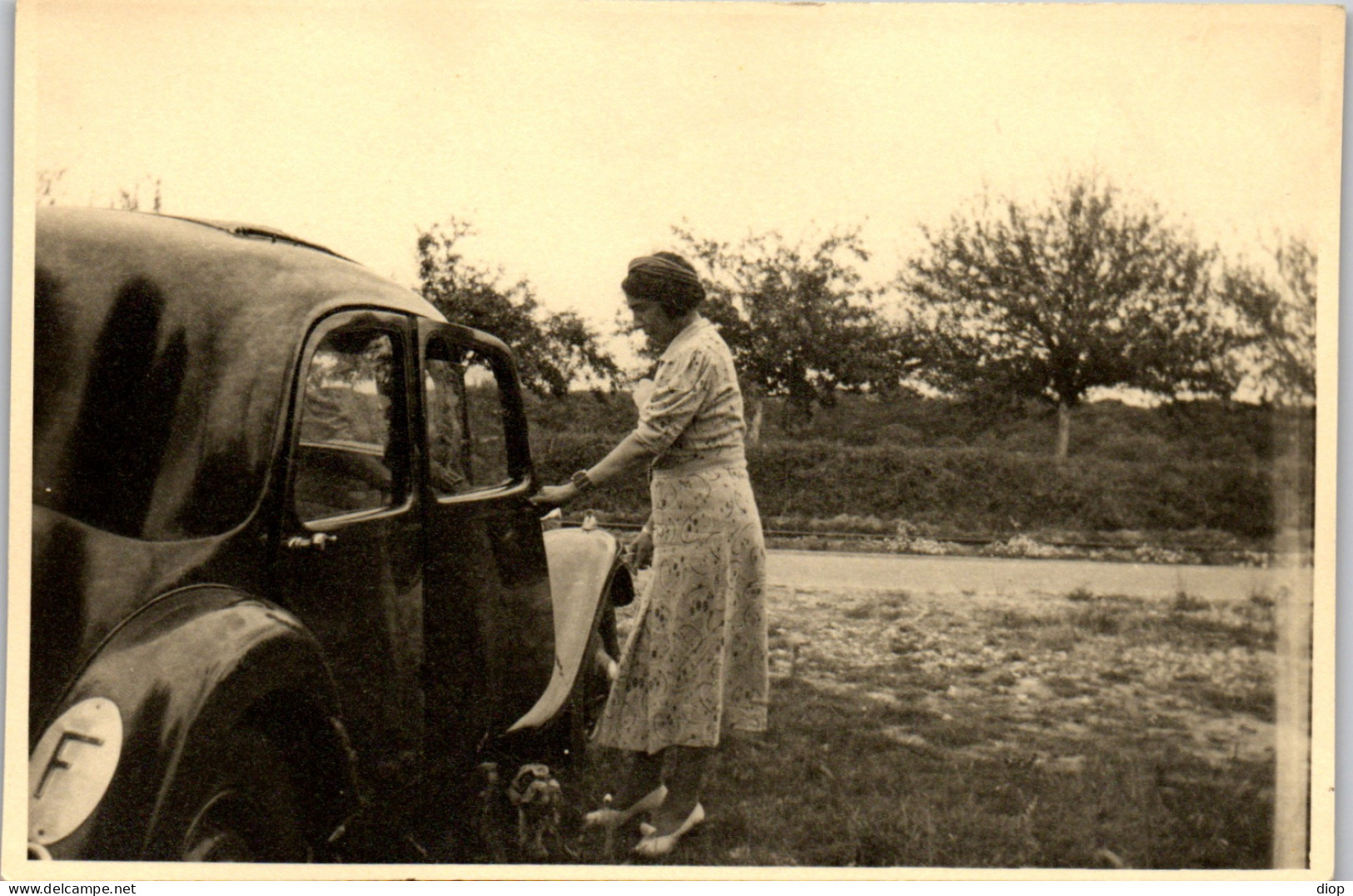 Photographie Photo Vintage Snapshot Amateur Automobile Voiture Auto Femme - Cars