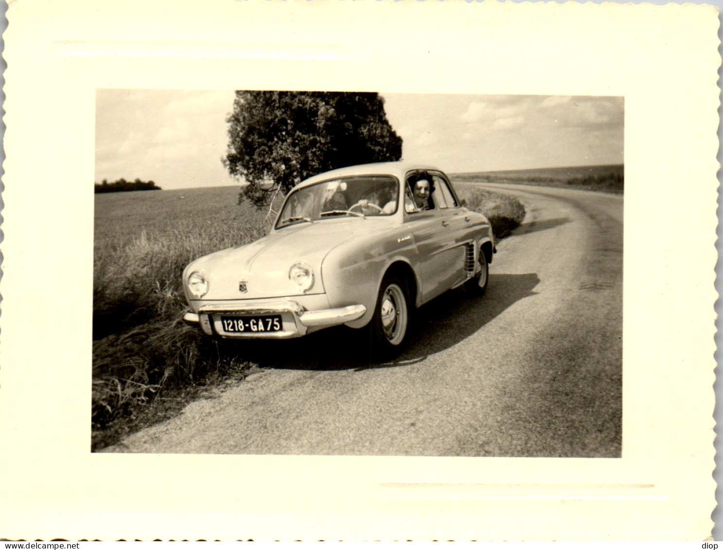 Photographie Photo Vintage Snapshot Amateur Automobile Voiture Auto Dauphine  - Auto's