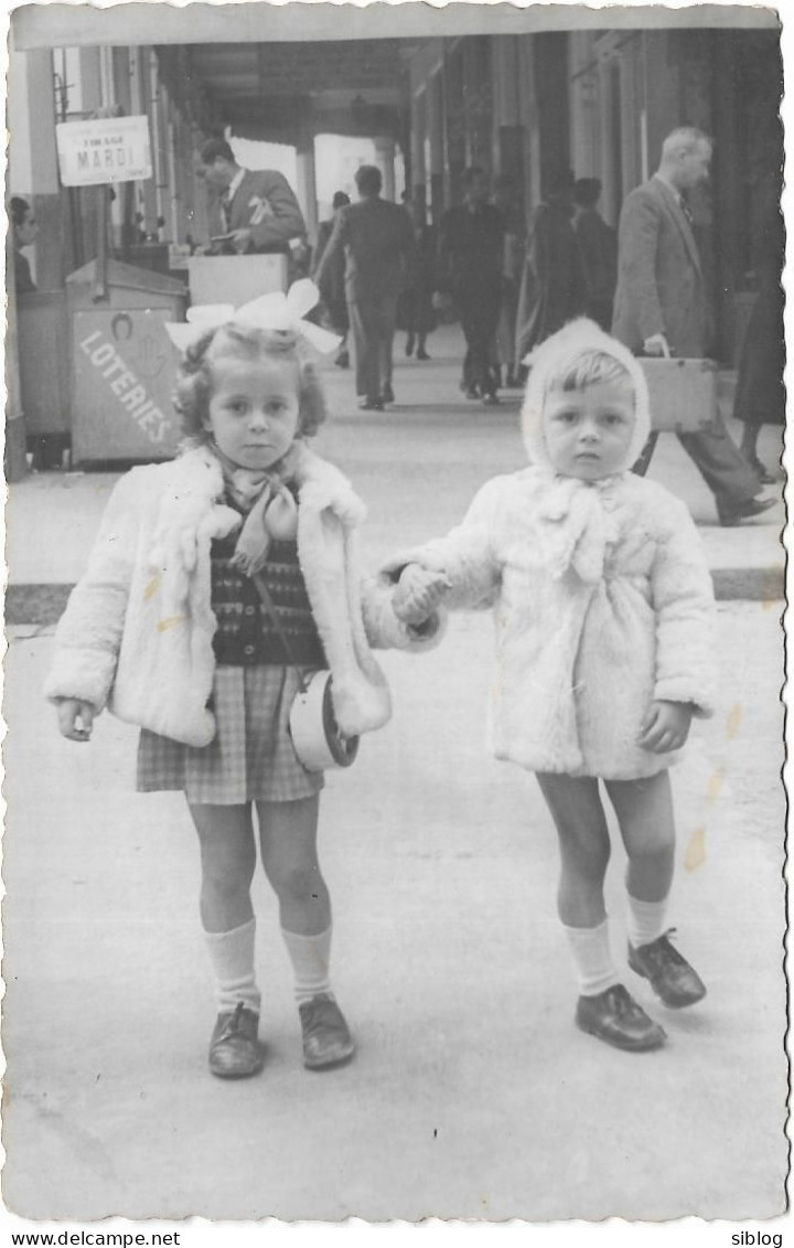 CP PHOTO  - Deux Jeunes Enfants Dans La Rue (Néofilm Casablanca) - Ft 14 X 9 Cm - Anonyme Personen