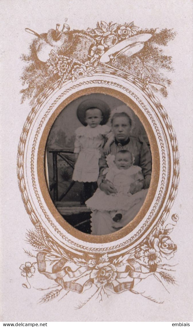 DAGUERREOTYPE Dans Un Médaillon Stylé  - Portrait D'une Jeune Mère Avec Ses Enfants - Antiche (ante 1900)