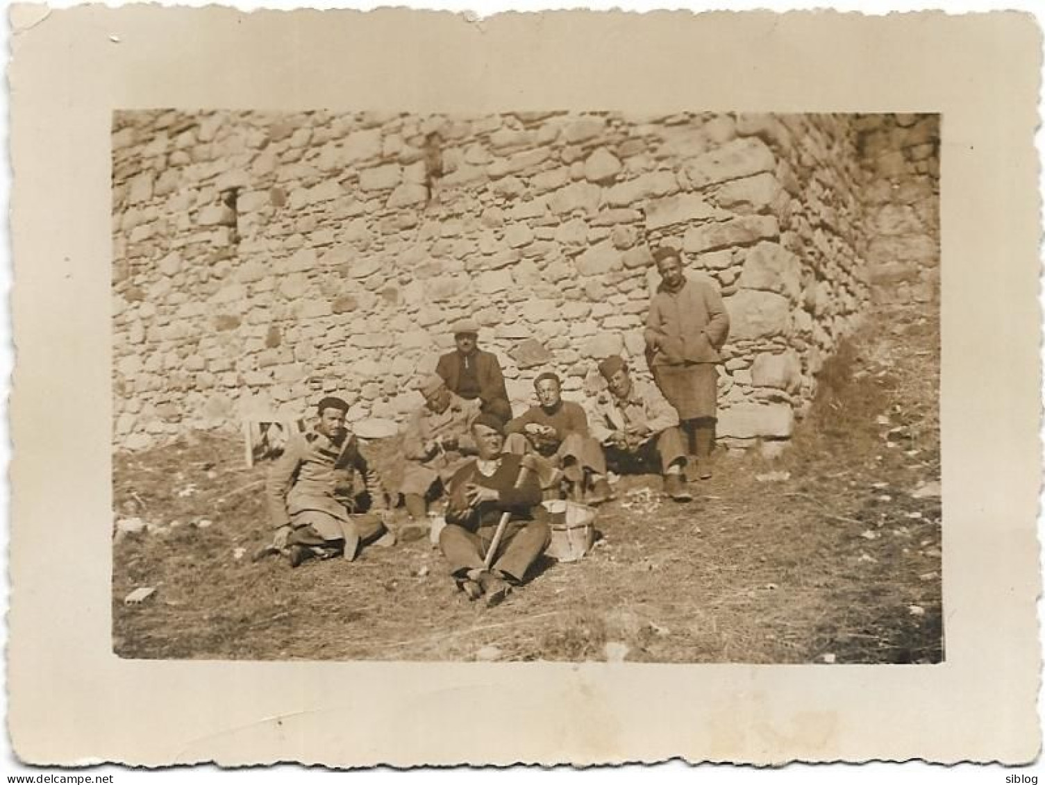 PHOTO  - Militaires Au Pied D'un Château (non Situé)  - Ft 10 X 7,5 Cm - War, Military