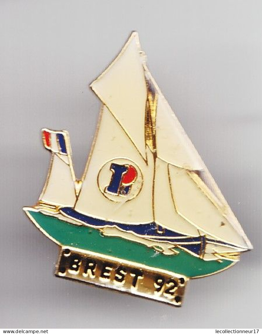 Pin's Bateau Voilier Brest 92 Magasin Leclerc Réf 3083 - Barcos