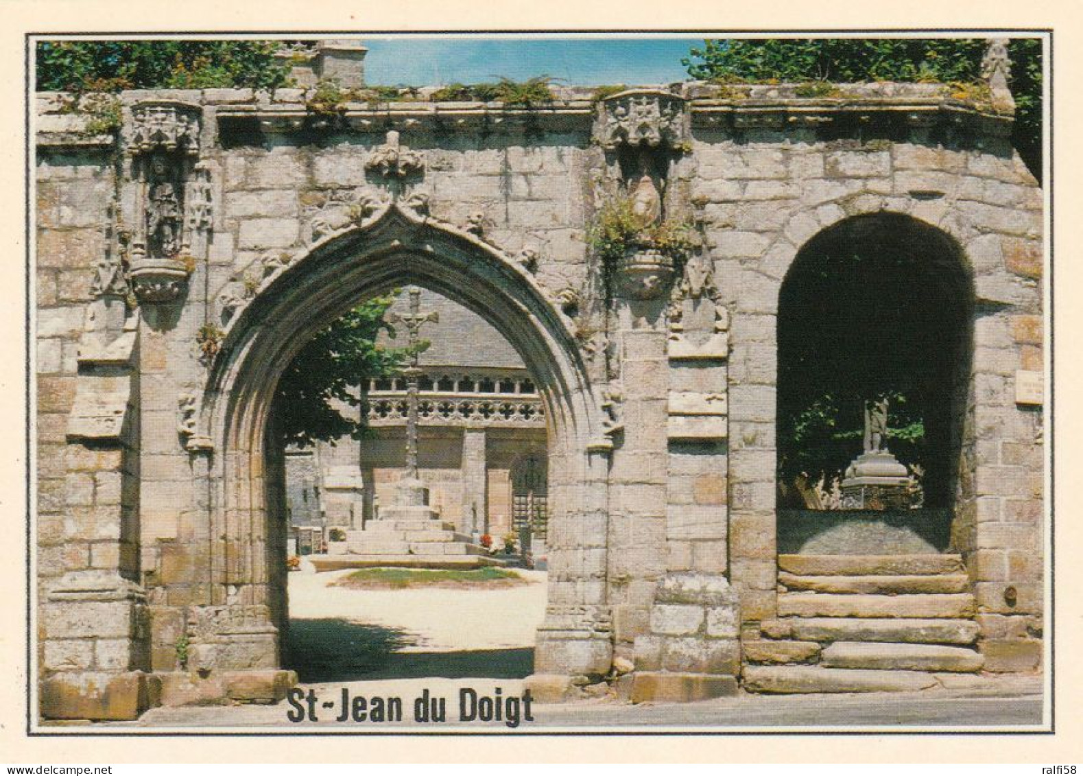 1 AK Frankreich * Kirche In Saint-Jean-du-Doigt - Und Porte Triomphale 16. Jahrhundert - Département Finistère * - Saint-Jean-du-Doigt
