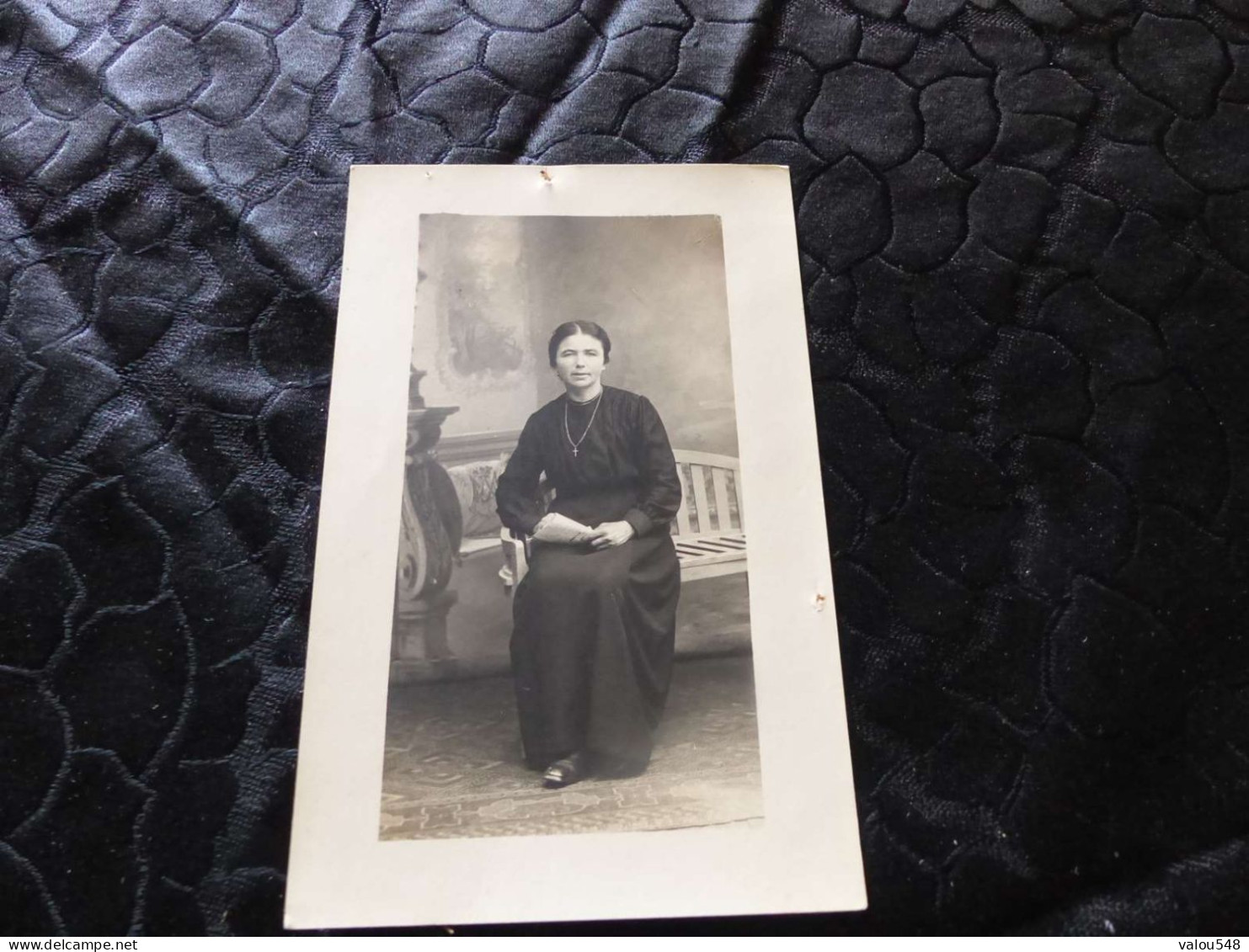 C-75, Carte-photo D'une Femme En Tenue Sombre, Circa 1910 - Autres & Non Classés