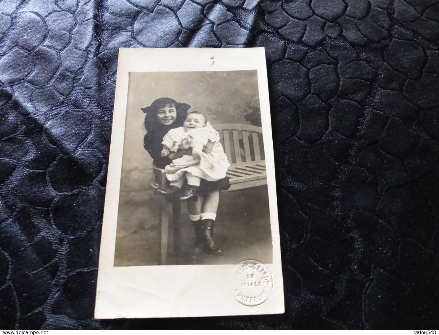 C-77, Carte-photo D'une Petite Fille Au Strabisme Et D'un Petit Bébé Assis Sur Un Banc - Gruppen Von Kindern Und Familien