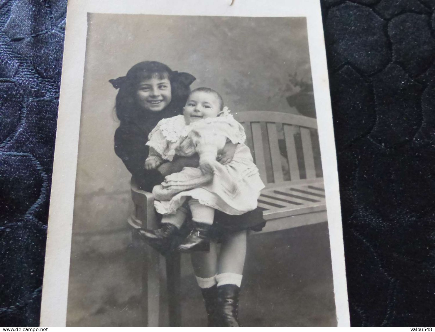 C-77, Carte-photo D'une Petite Fille Au Strabisme Et D'un Petit Bébé Assis Sur Un Banc - Children And Family Groups