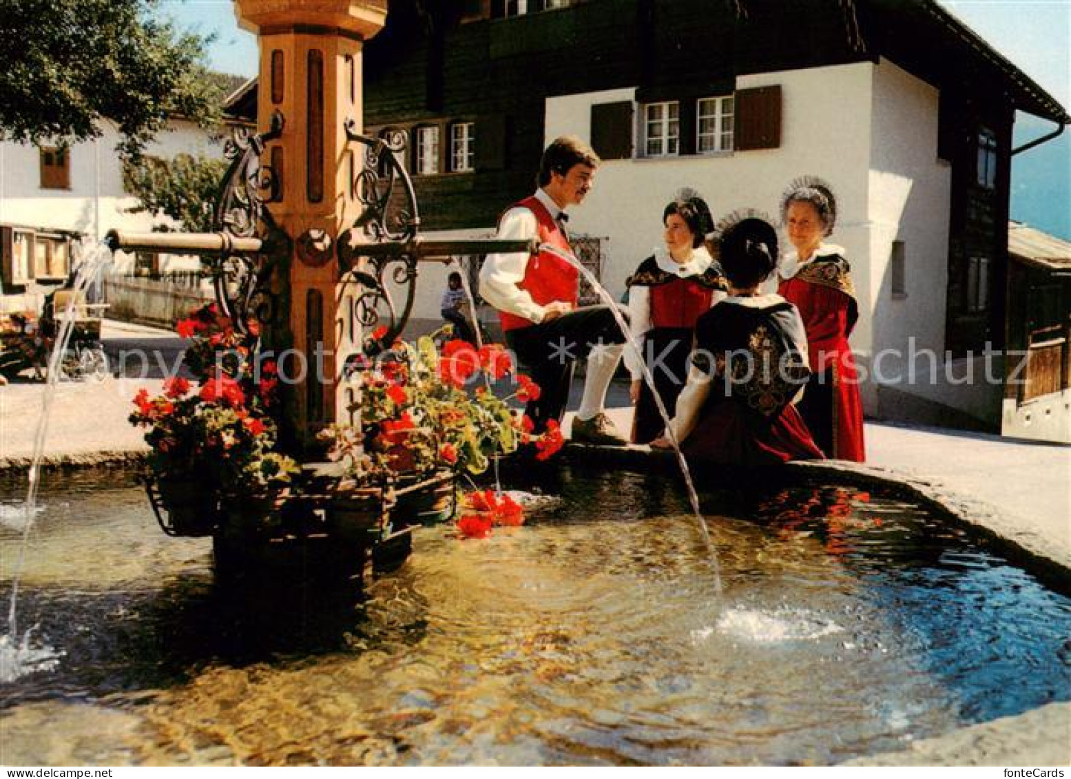 13867049 Brigels GR Trachtengruppe In Der Surselva Auf Dem Dorfplatz Brunnen  - Altri & Non Classificati