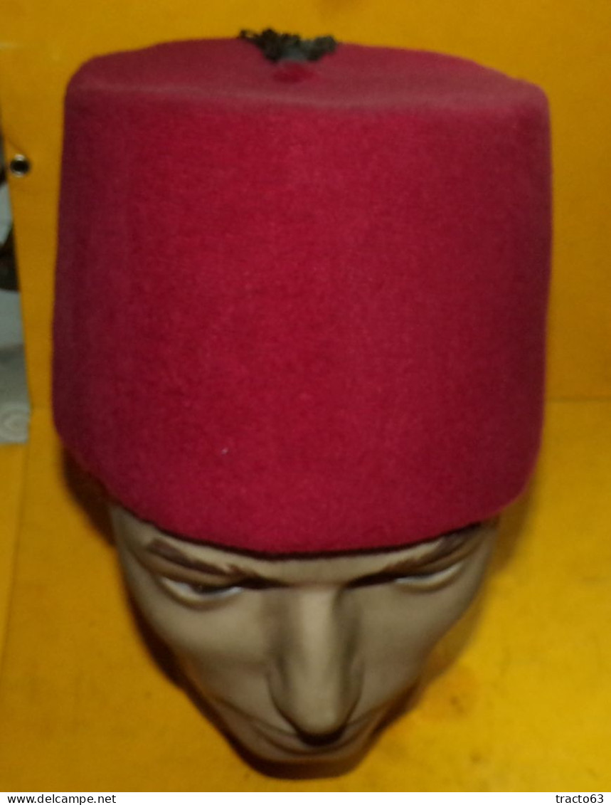 FEZ CHAPEAU MUSULMAN ROUGE DE FABRICATION DU MAROC  , TAILLE 57  , BON  ETAT VOIR PHOTOS . POUR TOUT RENSEIGNEMENT ME CO - Headpieces, Headdresses