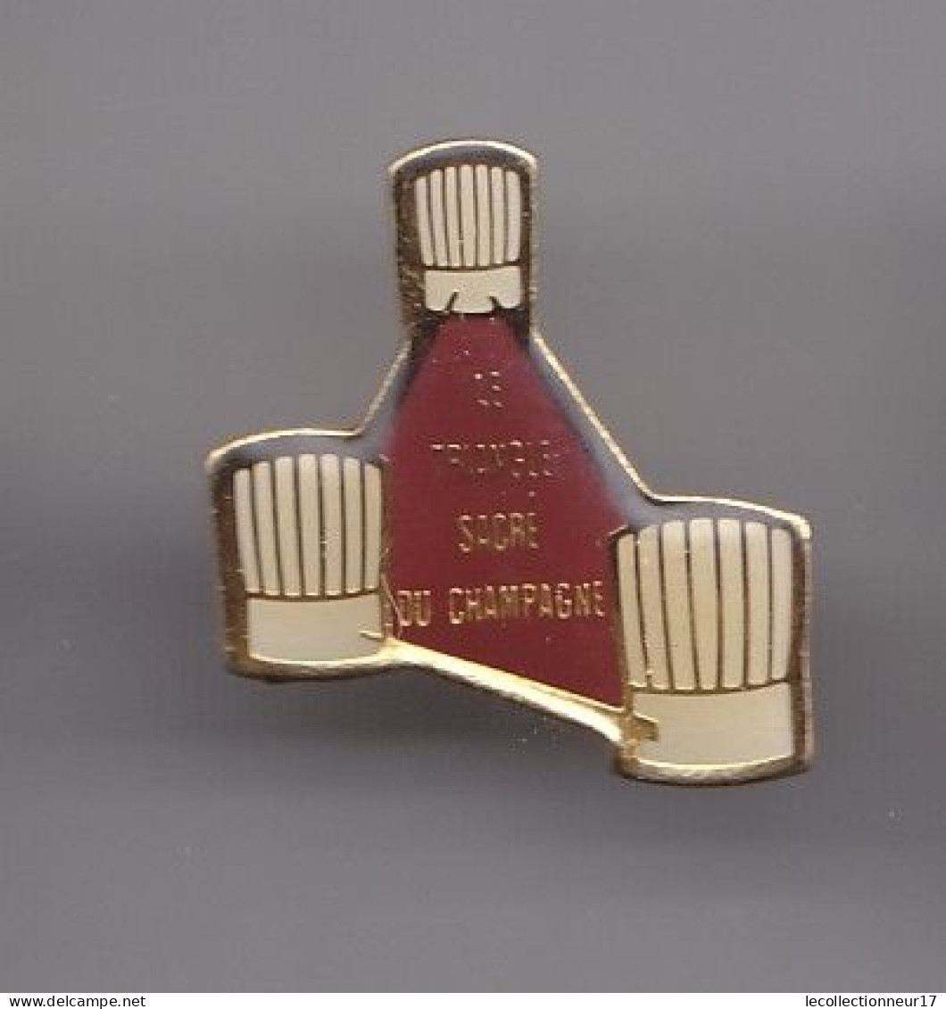 Pin's Bouteille De Champagne Le Triangle Sacré Du Champagne Réf 3968 - Boissons