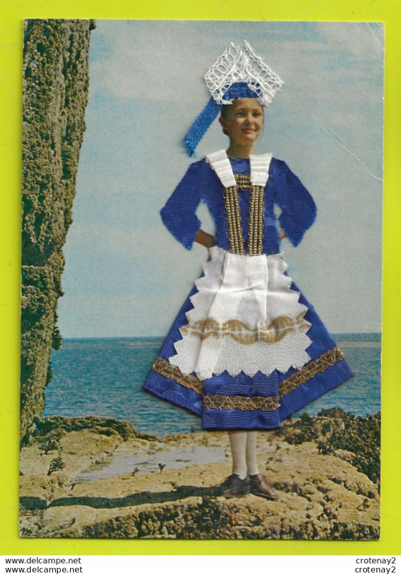 Carte Brodée Bretagne Folklore Costumes Bretons Carte Poupée Coiffe Tablier Robe Tissus Folkore VOIR DOS - Bestickt