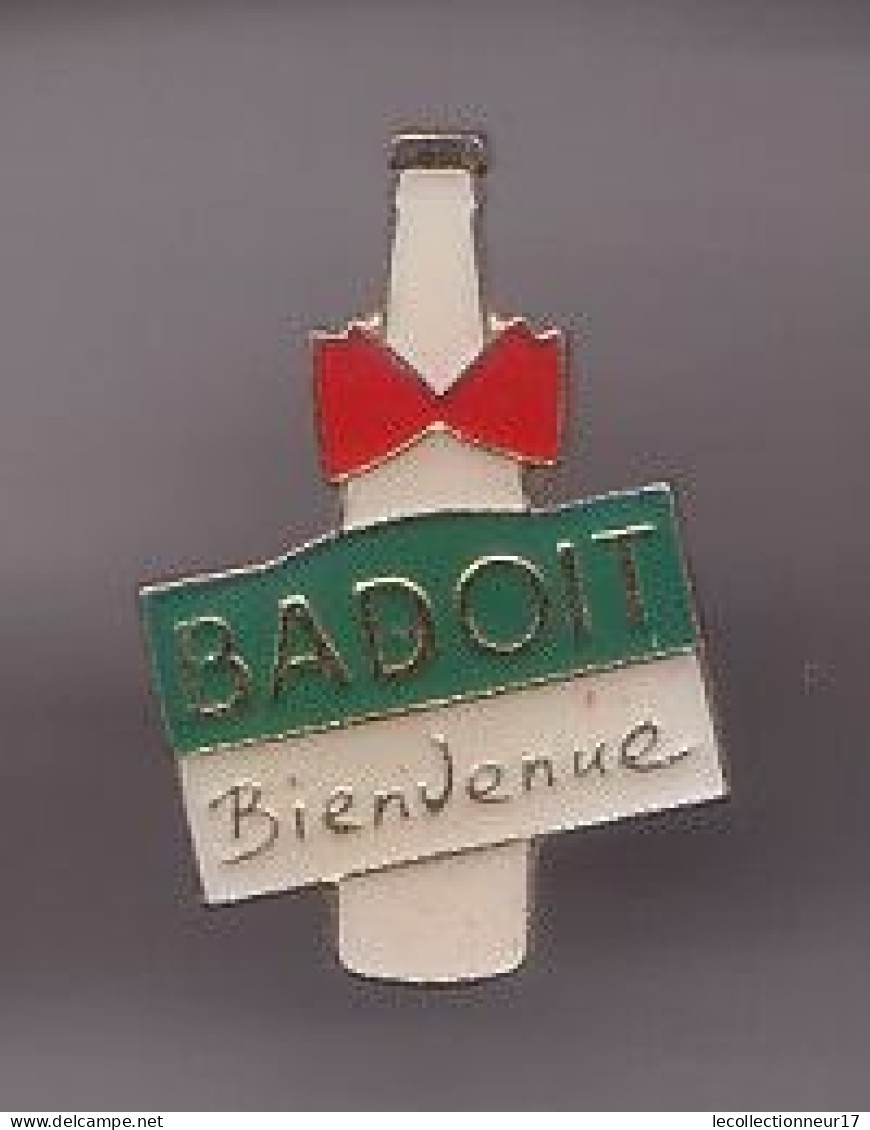 Pin's  Badoit Bienvenue Bouteille Avec Noeud Papillon . Réf 856 - Bebidas