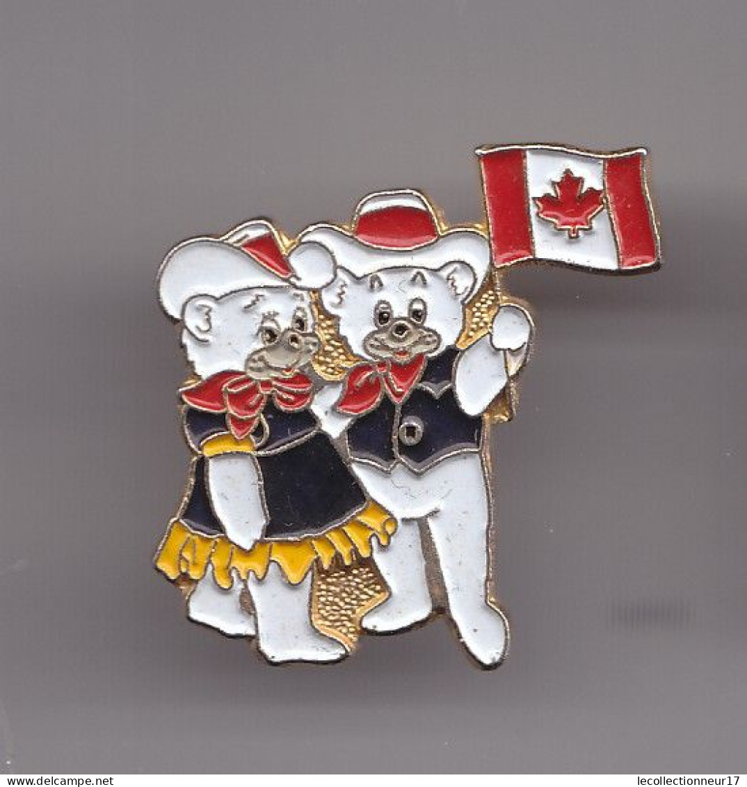 Pin's Couple D'ours Habillé En Costume De Coy Boy Drapeau Canadien Réf 6976 - Animaux