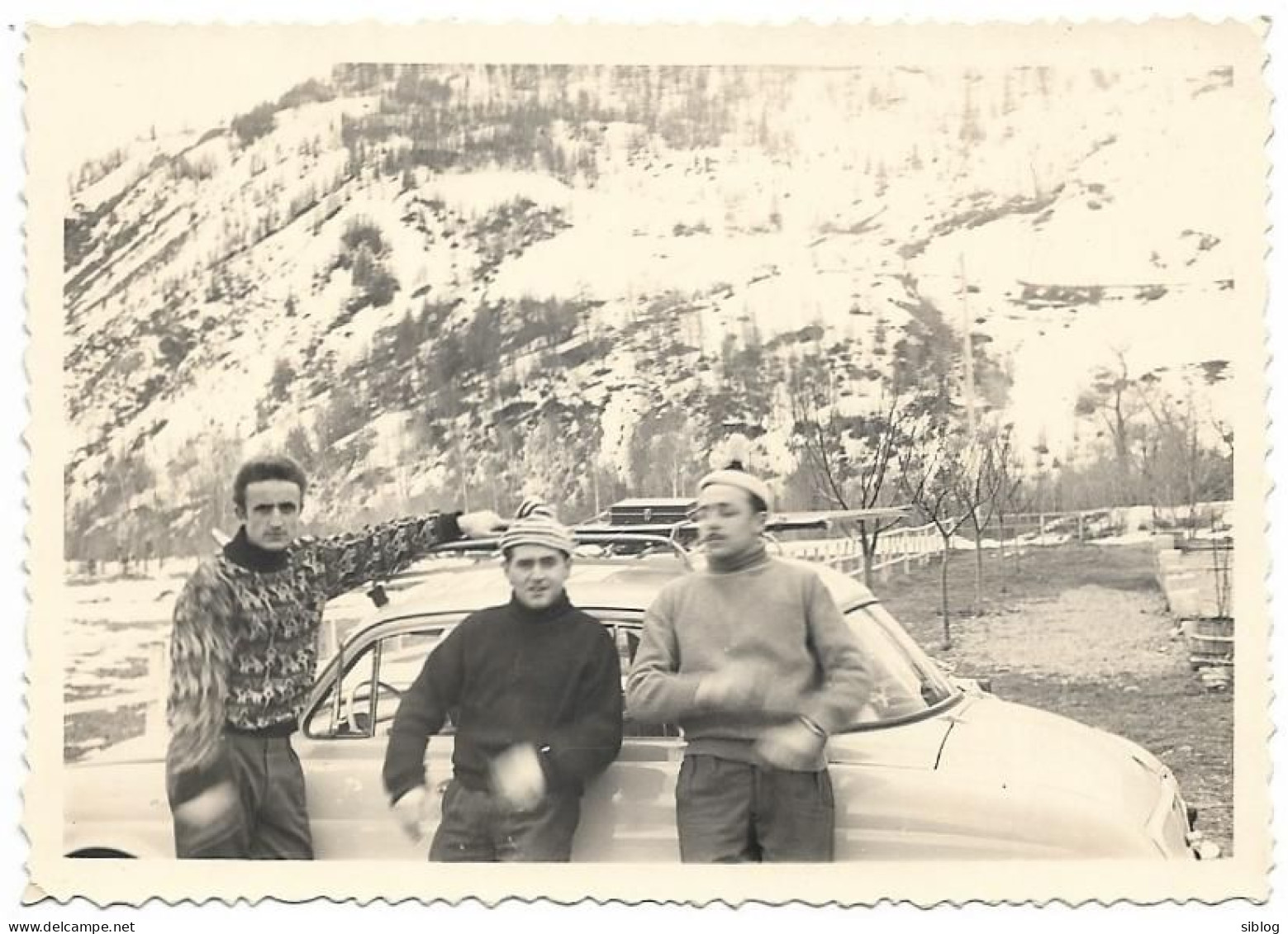 PHOTO - Trois Jeunes Hommes Accoudés à Leur Voitures à La Neige    - Ft 10 X 7 Cm - Anonymous Persons