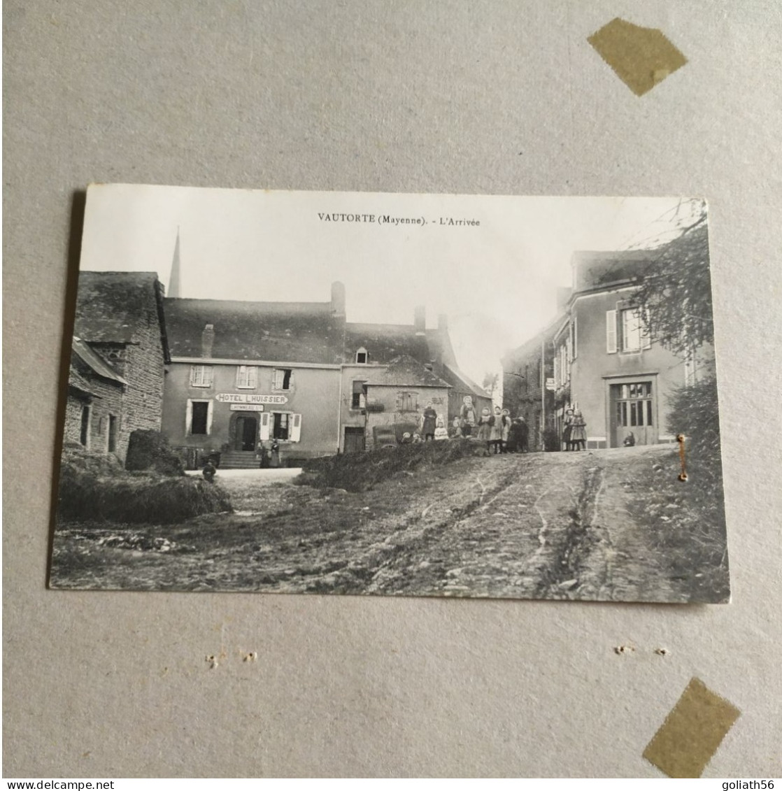 CPA De Vautorte (Mayenne) - L'Arrivée - Carte Très Animée Habitants Et Enfants Dans La Rue, Hôtel L'Huissier - Andere & Zonder Classificatie