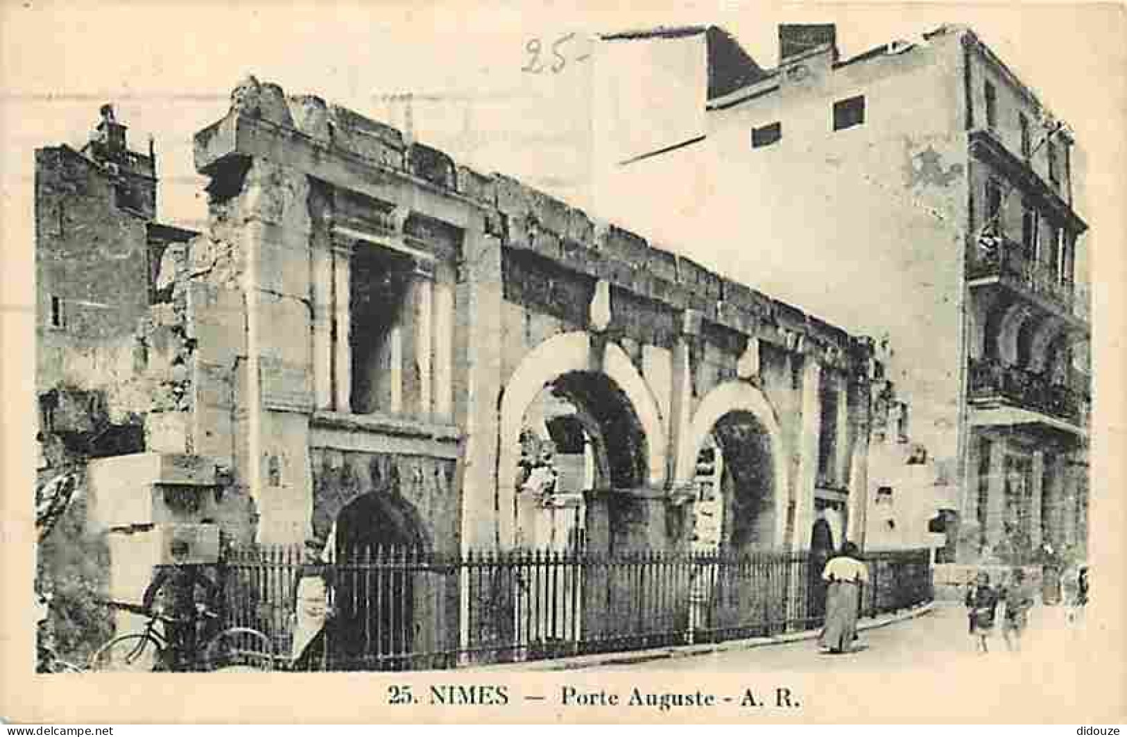 30 - Nimes - Porte Auguste - Animée - Oblitération Ronde De 1936 - CPA - Voir Scans Recto-Verso - Nîmes