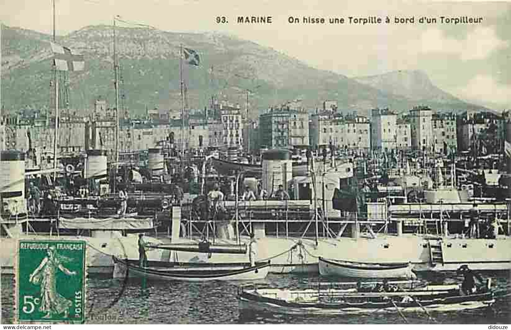 Bateaux - Marine - On Hisse Une Torpille à Bord D'un Torpilleur - Animée - CPA - Voir Scans Recto-Verso - Guerre