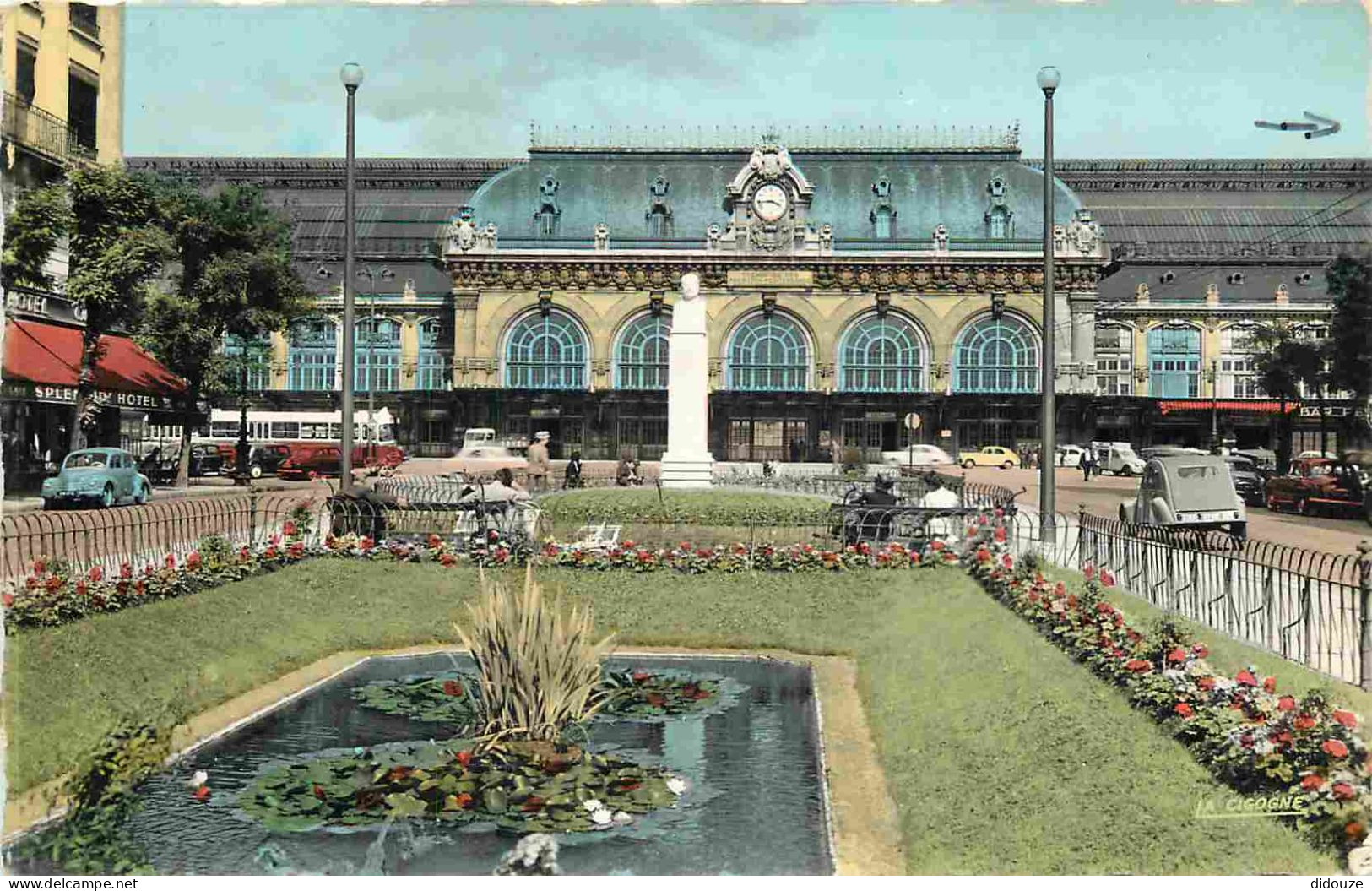 Trains - Gares Sans Trains - Lyon - La Gare Des Brotteaux Et Les Jardins - Automobiles - Mention Photographie Véritable  - Gares - Sans Trains