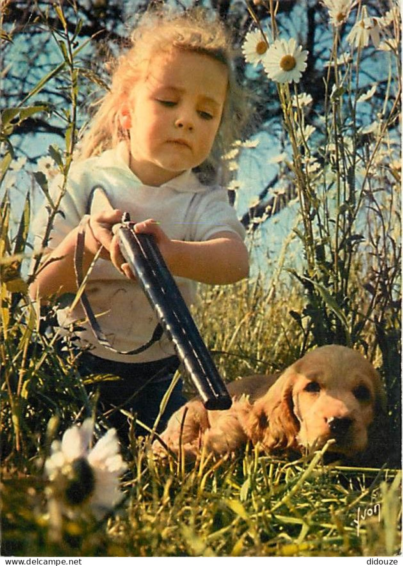 Enfants - Image - Scènes Et Paysages - Enfant Qui Joue Avec Un Fusil - Chiens - CPM - Voir Scans Recto-Verso - Scene & Paesaggi