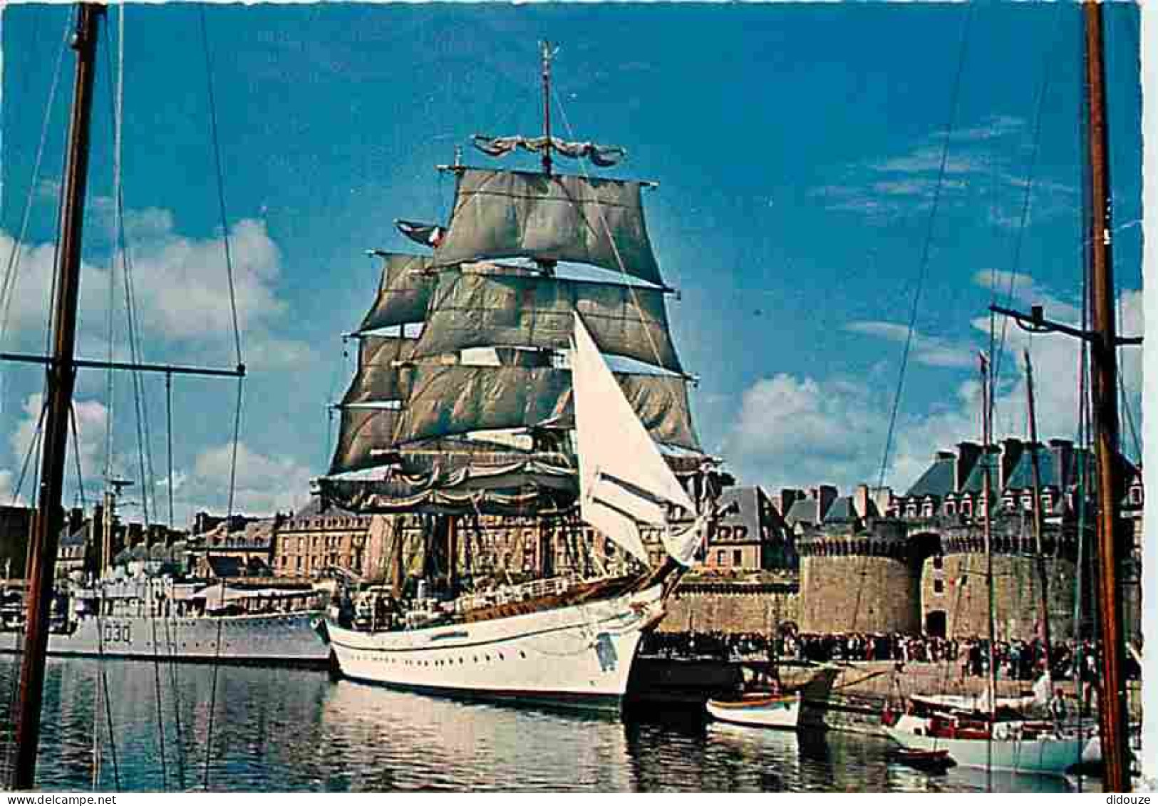 Bateaux - Voiliers - Saint Malo - Grand Voilier Dans Le Bassin Devant Les Remparts - CPM - Voir Scans Recto-Verso - Zeilboten