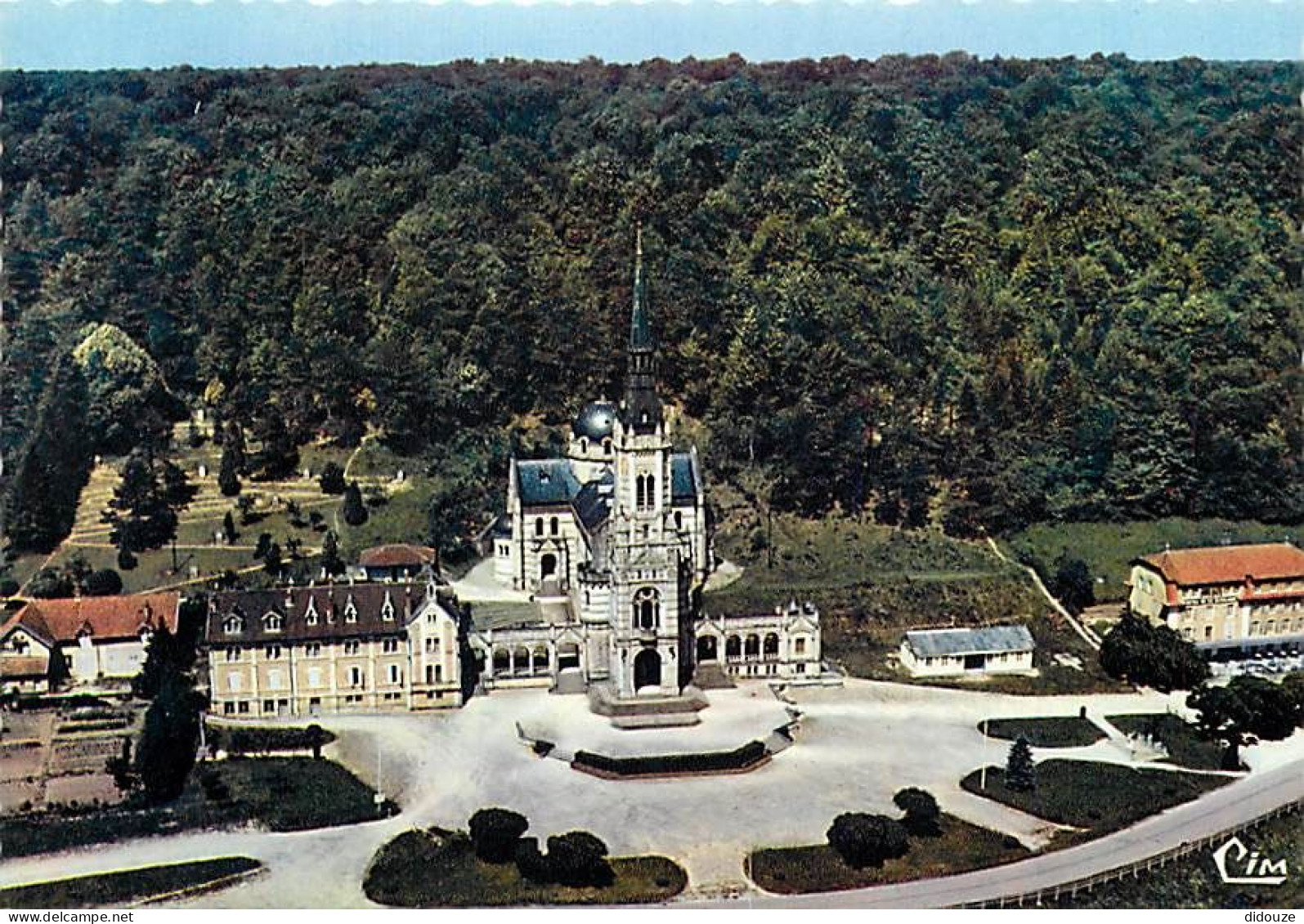 88 - Domremy La Pucelle - Vue Aérienne - Basilique Nationale De Sainte Jeanne D'Arc - Carte Neuve - CPM - Voir Scans Rec - Domremy La Pucelle