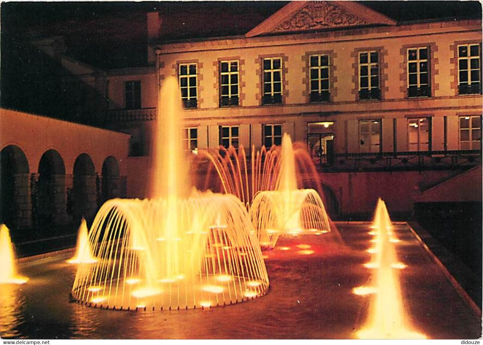 79 - Bressuire - Jeux De Lumière à L'Hôtel De Ville - Vue De Nuit - Jets D'eau - Carte Neuve - CPM - Voir Scans Recto-Ve - Bressuire