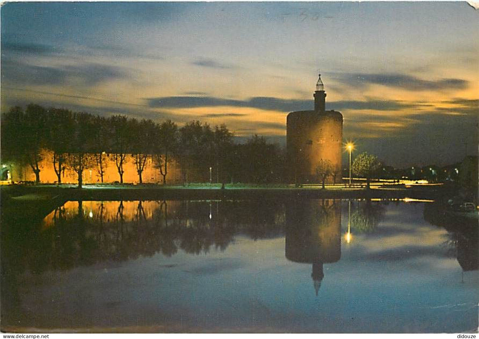 30 - Aigues Mortes - Coucher De Soleil Sur La Tour De Constance - CPM - Voir Scans Recto-Verso - Aigues-Mortes