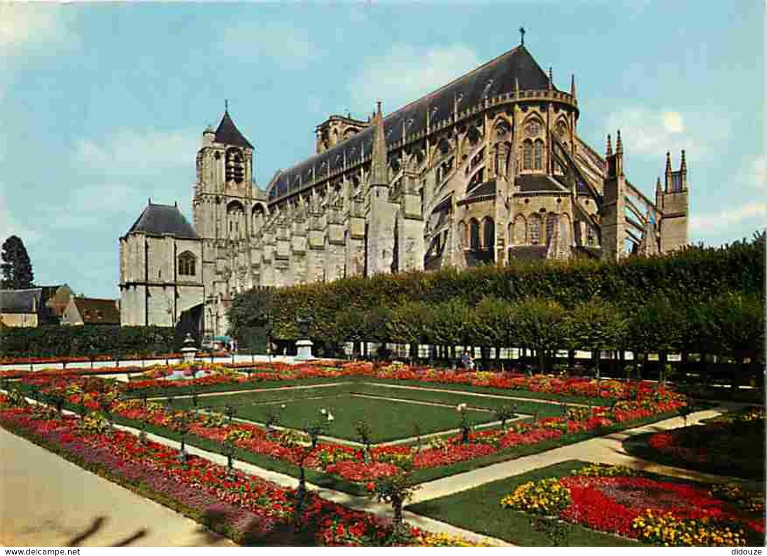 18 - Bourges - La Cathédrale Saint Etienne - Les Jardins De L'Hôtel De Ville - Fleurs - CPM - Voir Scans Recto-Verso - Bourges