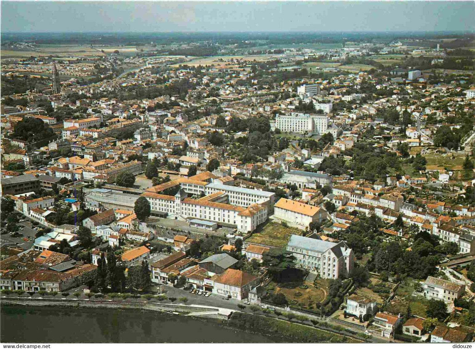 17 - Saintes - Vue Générale Aérienne - Au Premier Plan Au Bord De La Charente La Maison Des Aveugles - CPM - Voir Scans  - Saintes