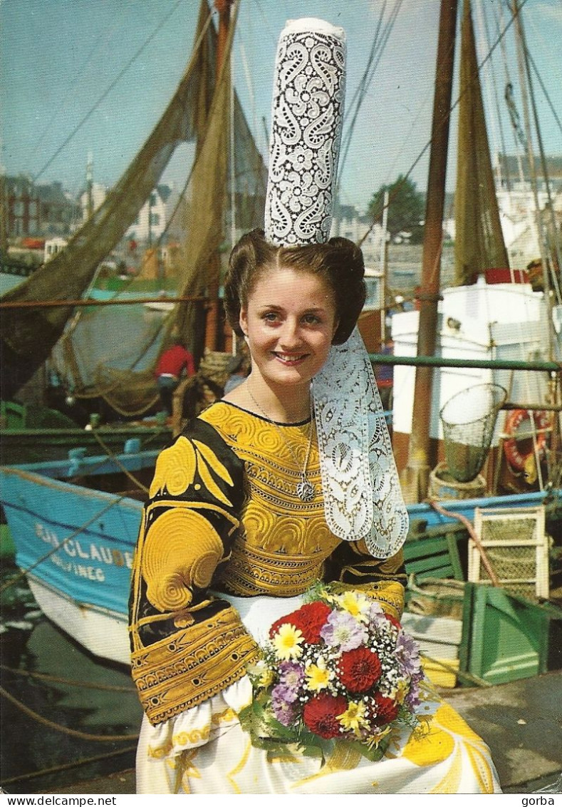 *CPM - Bretagne Pittoresque - Reine De Cornouailles Et Des Brodeuses En Riche Costume Bigouden - Costumes