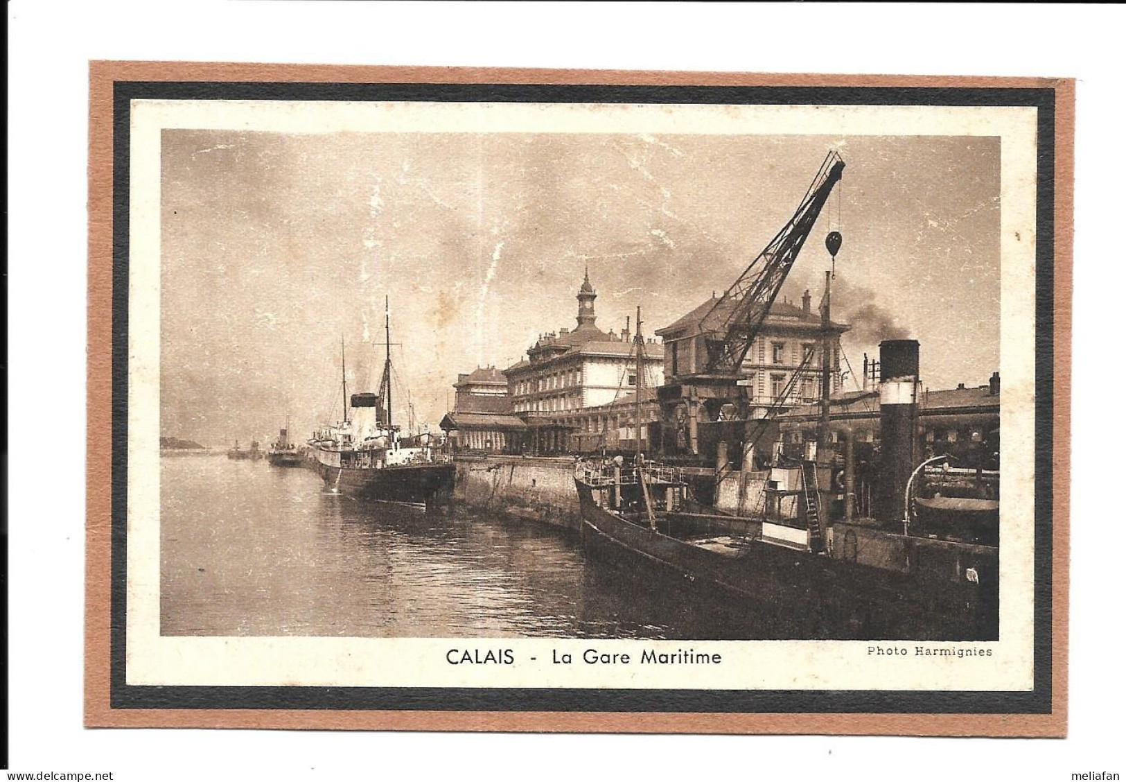 CQ54 - GRANDE VIGNETTE SUR PAPIER - CALAIS GARE MARITIME- PHOTO HARMIGNIES - Calais