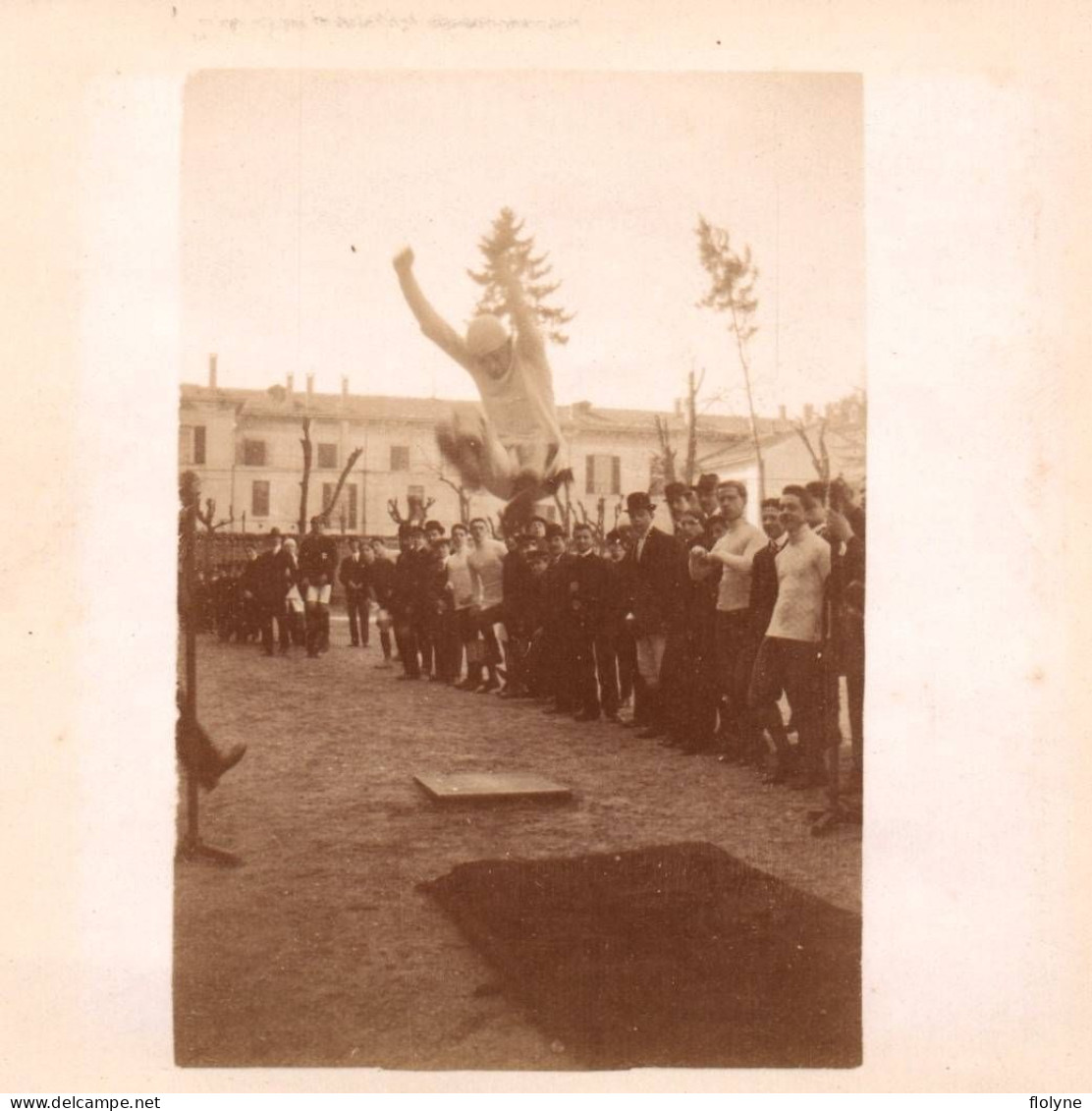 Athlétisme - Photo Ancienne Albuminée - Saut En Longueur - Caserne Militaire ? - 9x9cm - Atletismo