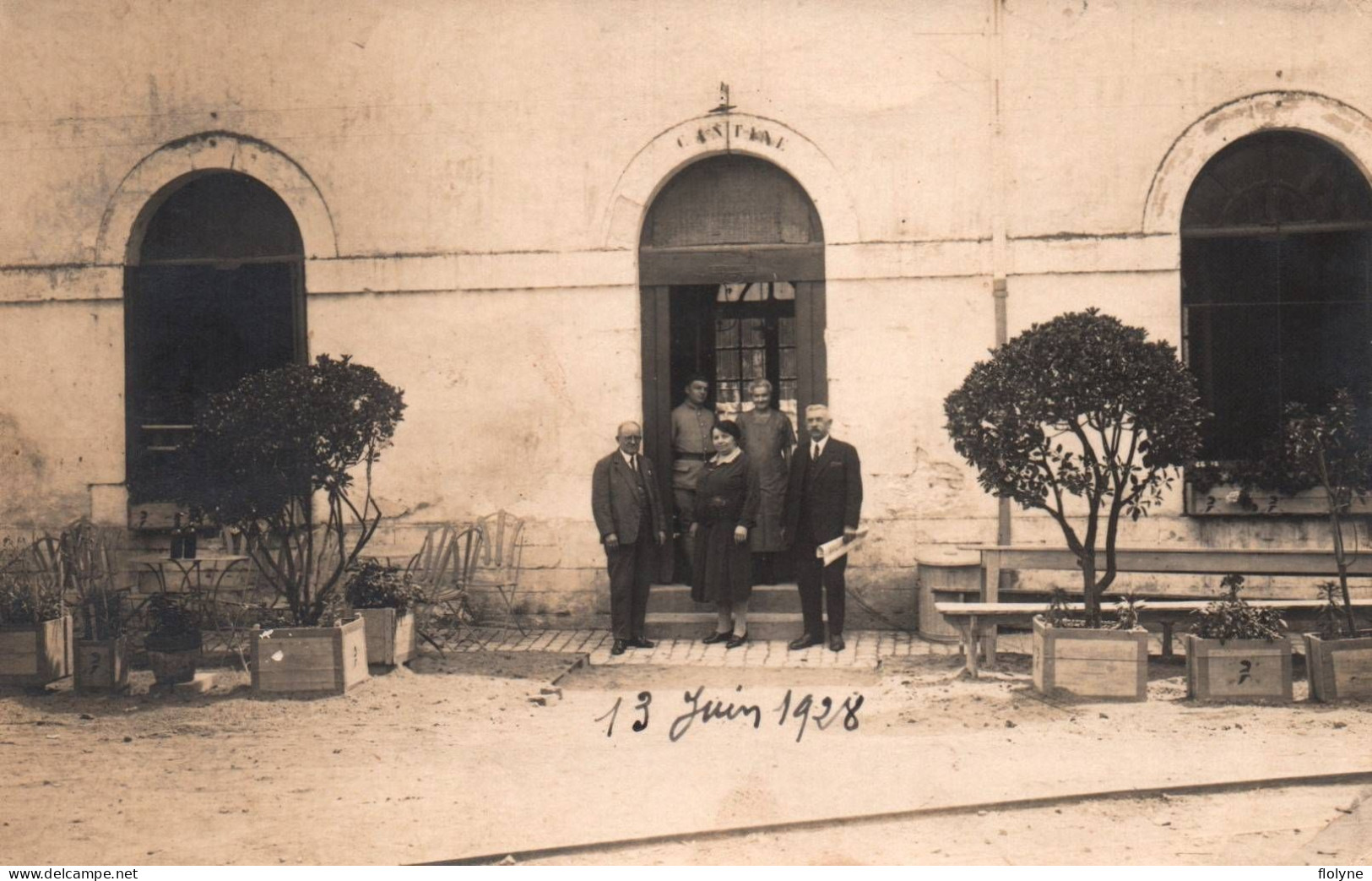 Tours - Carte Photo - Famille à L'intérieur De La Caserne Militaire Du 501ème Régiment D'infanterie - 1928 - Tours