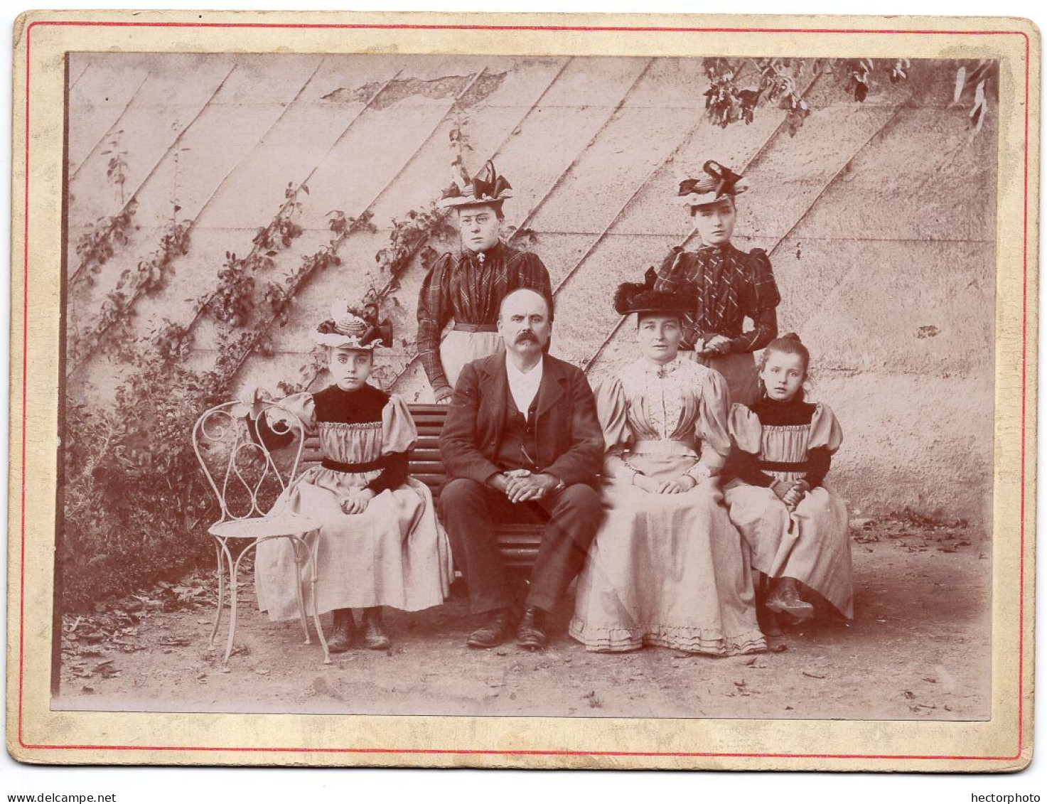 Snapshot Rare Superbe Fille Femme Homme Famille Mode Chaise XIX 1900 Sur Carton Beauté Regard Robe Chapeau - Ancianas (antes De 1900)