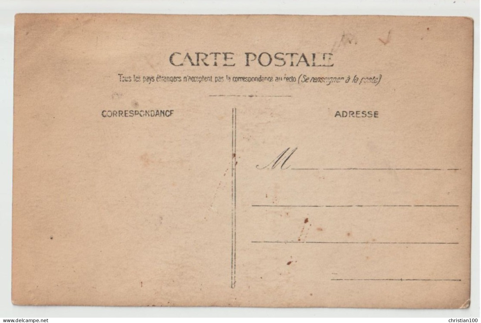 CARTE PHOTO - PAYSANS DANS UNE COUR DE FERME - ETABLE ET ECURIE - ELEVEUR - AGRICULTEUR ET SON CHEVAL - VACHE - - Elevage