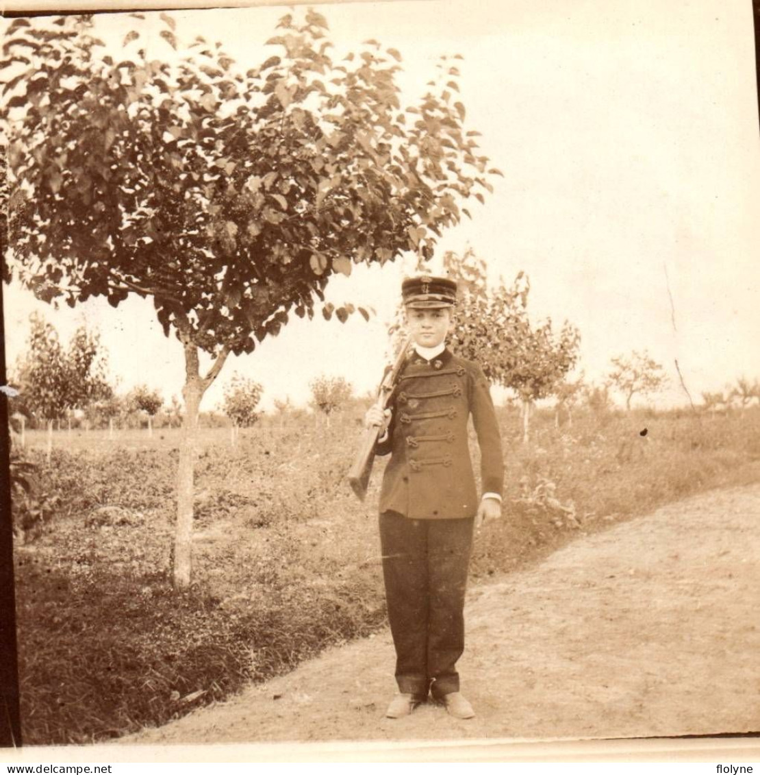 Militaria - Photo Ancienne Albuminée - Enfant Déguisé En Soldat - Déguisement - Ww1 - 9x9cm - Weltkrieg 1914-18