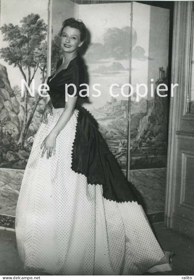 SIMONE VALERE Vers 1955 Mode Robe Par LUCILE MANGUIN Haute-couture - Célébrités