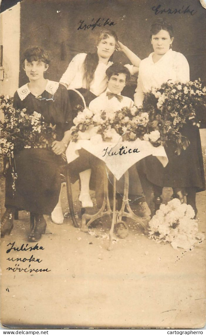 Souvenir Photo Postcard Elegant Family Portrait Flower Bouquets - Photographie