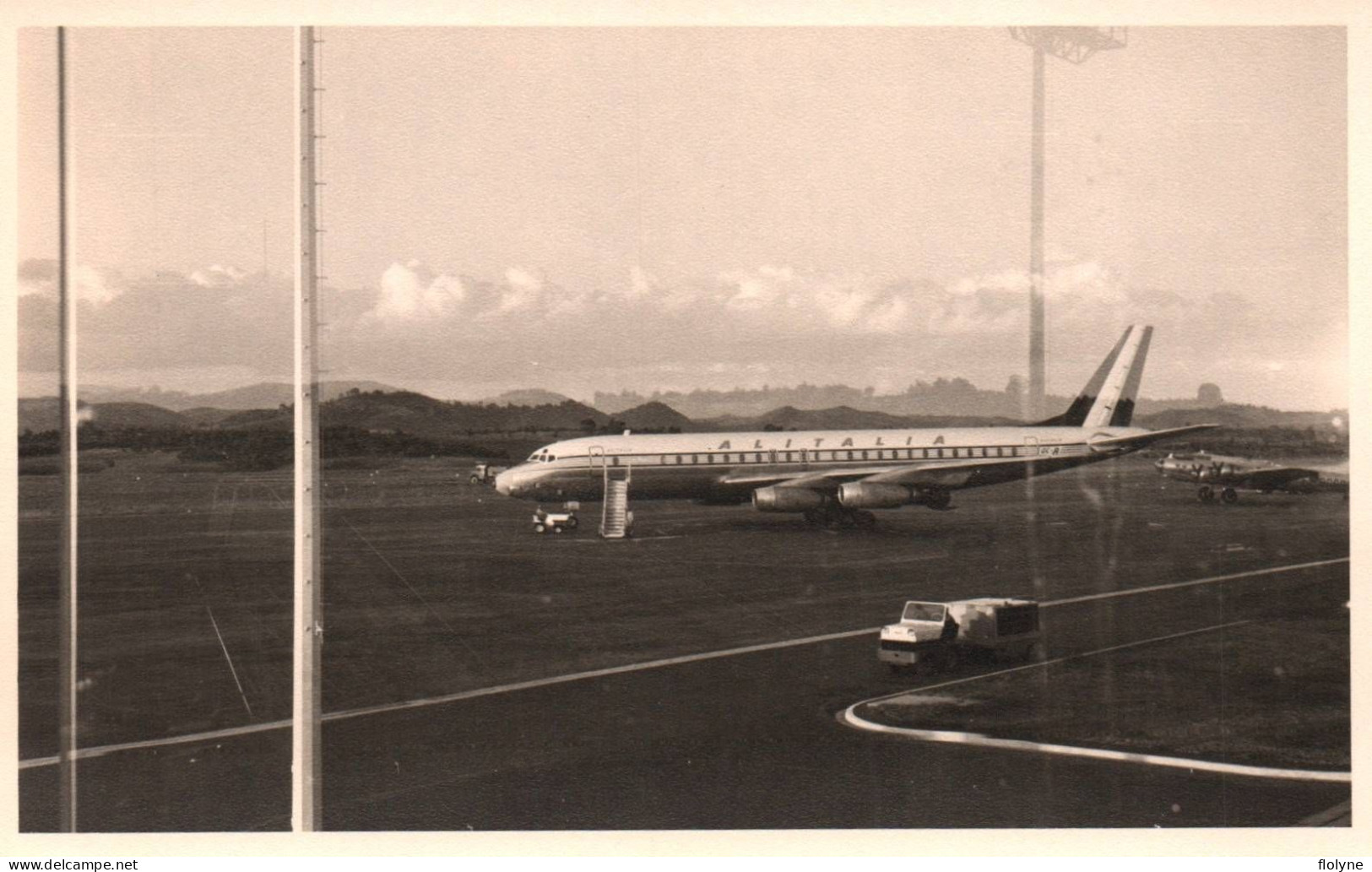 Antananarivo - Tananarive - Madagascar - Photo Ancienne - Aéroport , Avion DC-8 ALITALIA Sur La Piste - 8,5X13,5cm - Madagascar