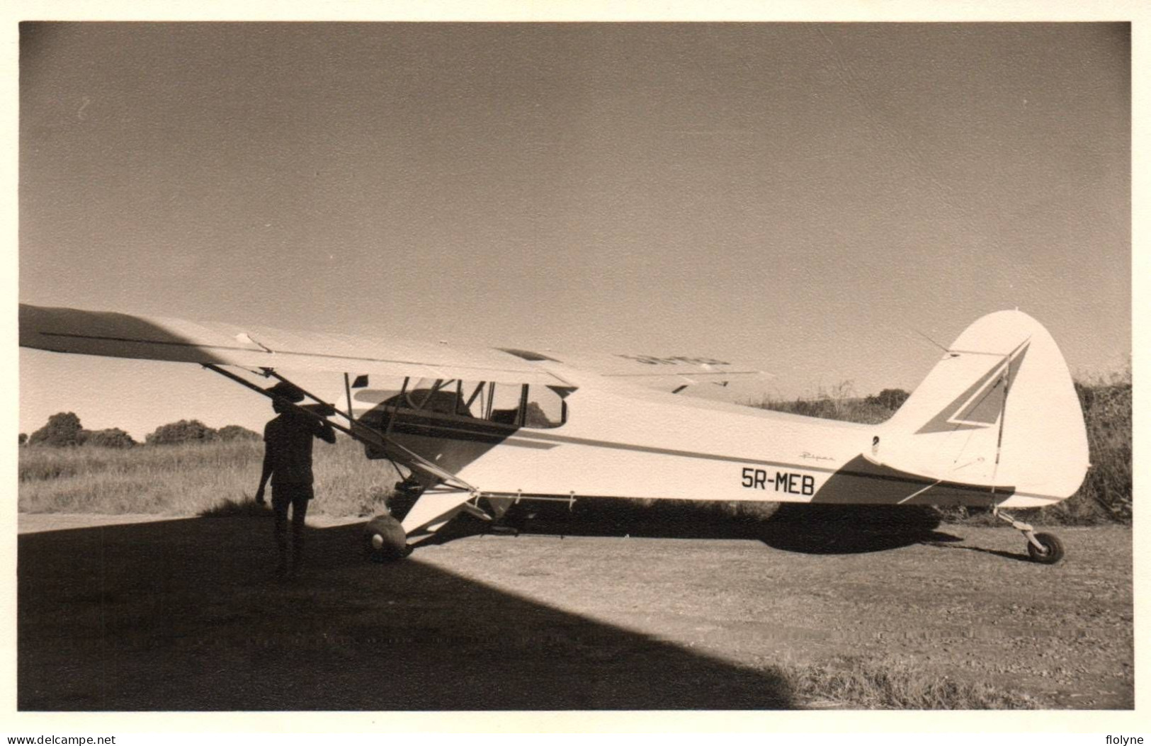 Miandrivazo - Madagascar - Photo Ancienne - Aéroport , Avion RIPER Sur La Piste - Aviation - 8,5X13,5cm - Madagaskar