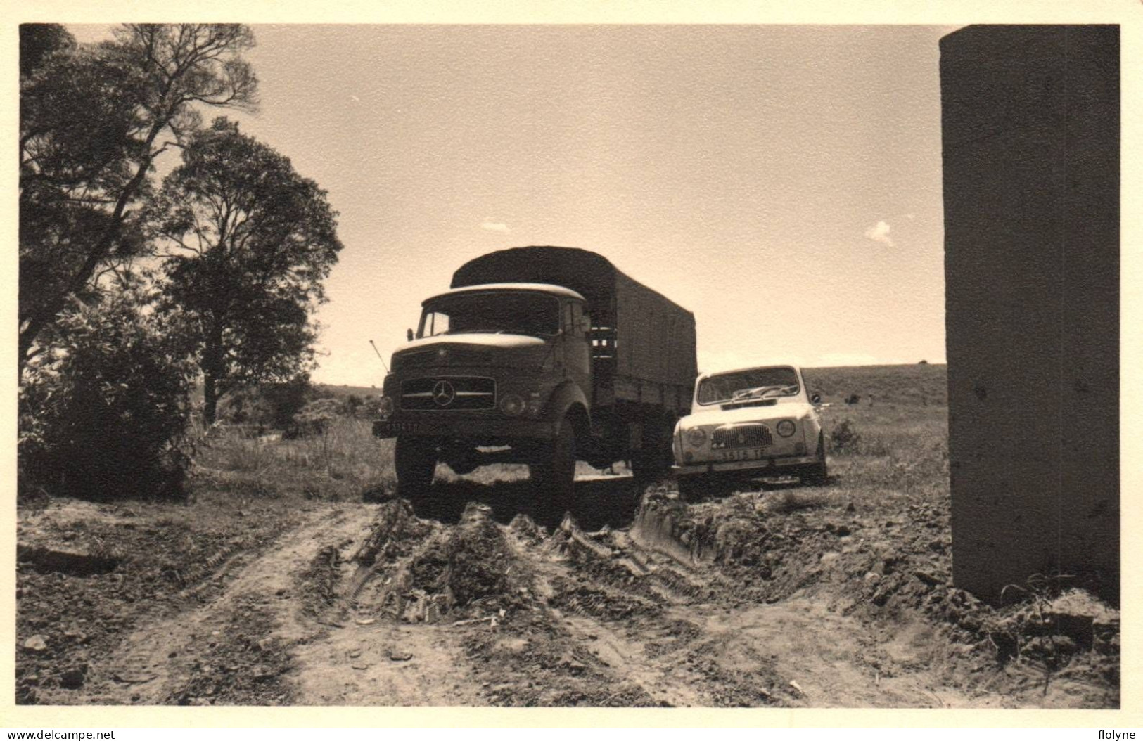 Camion MERCEDES - Photo Ancienne - Renault 4L - Automobile - à Madagascar - 8,5X13,5cm - Camión & Camioneta