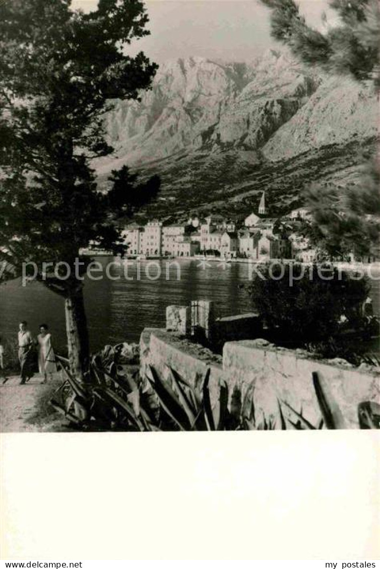 72824098 Makarska Dalmatien Uferpromenade Blick Auf Die Berge Croatia - Croatia