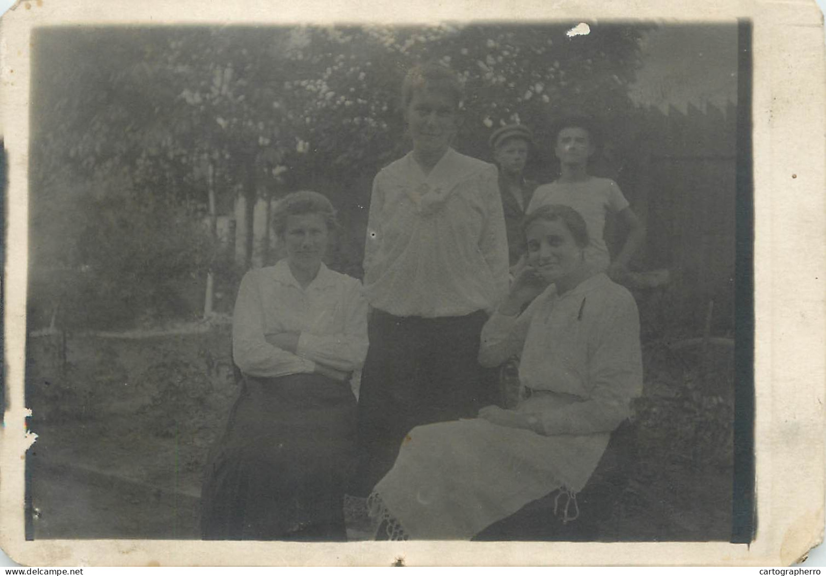 Souvenir Photo Postcard Hungary Elegant Women In The Yard - Photographie