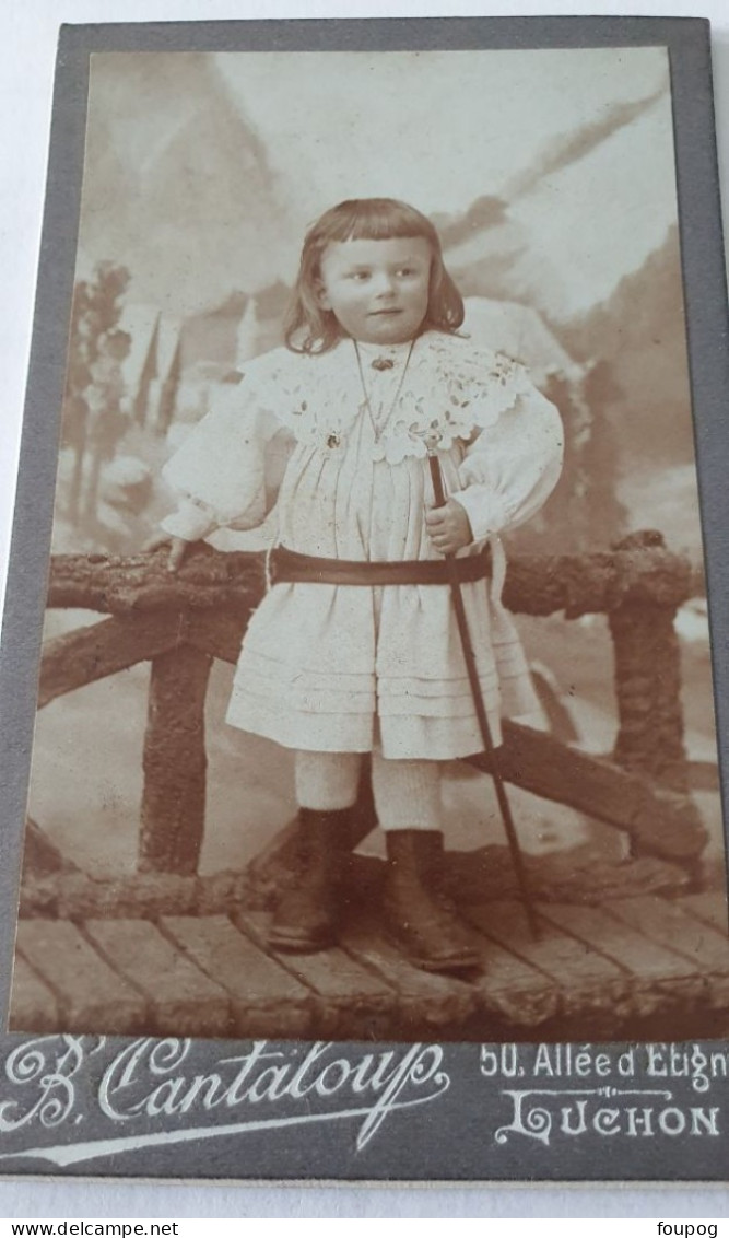 PHOTO CDV PETITE FILLE -  PHOTOGRAPHE B. CANTALOUP  LUCHON  PAS DE V° 10.5X6.5 CM - Ancianas (antes De 1900)