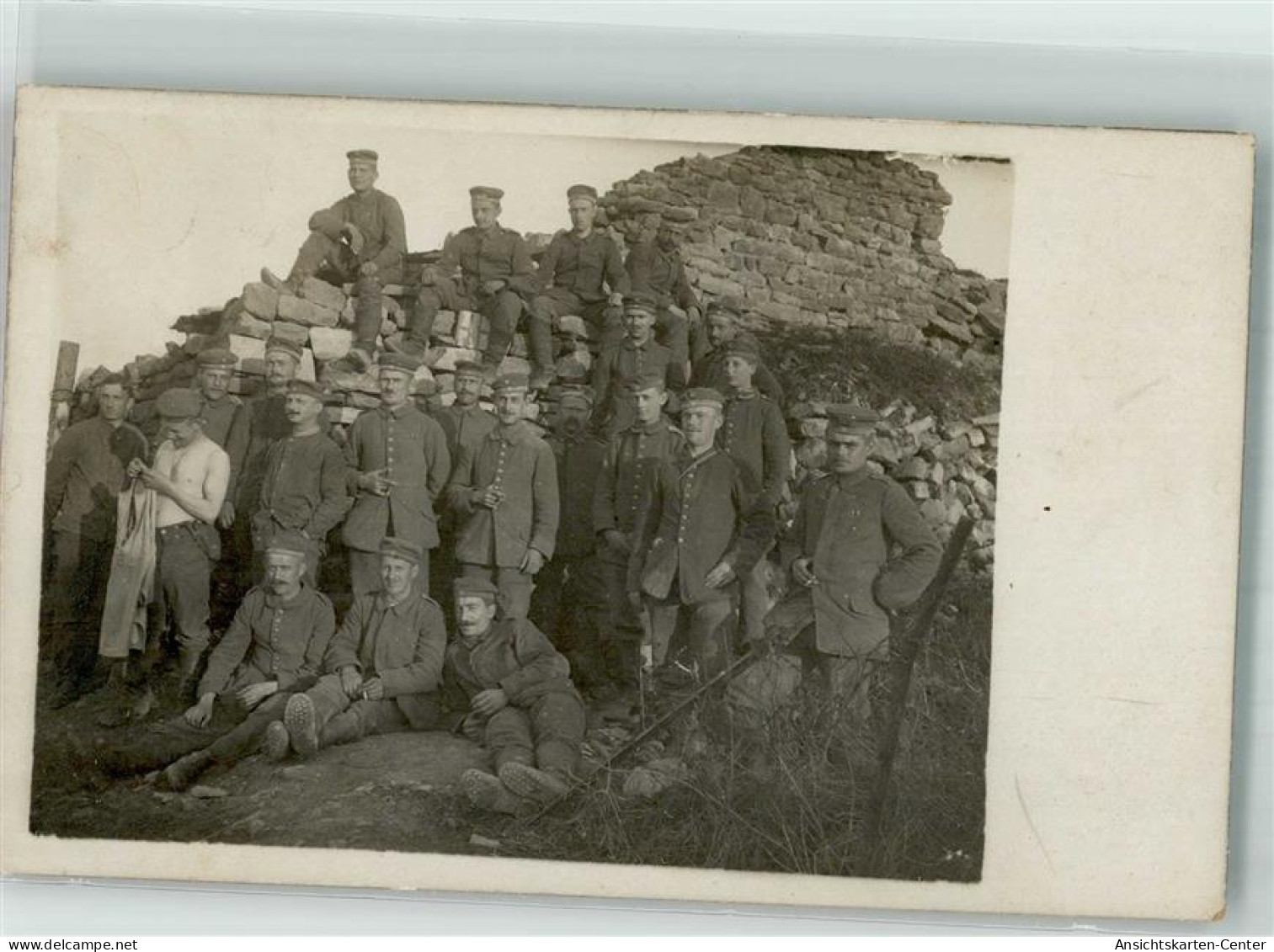 39870208 - Landser In Uniform Im Felde Vor Einer Ruine - Oorlog 1914-18