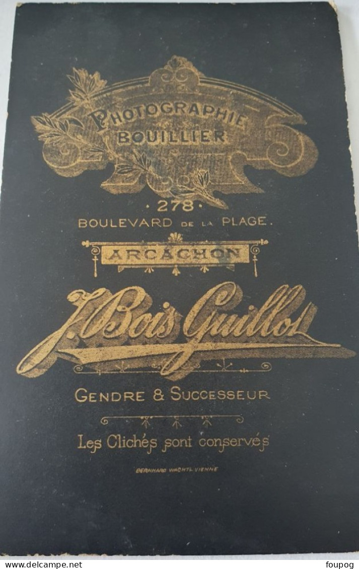 PHOTO CDV FEMME -  PHOTOGRAPHE  BOUILLIER ARCACHON   V° 10.5X6.5 CM BOIS GUILLOT SUCCESSEUR - Oud (voor 1900)